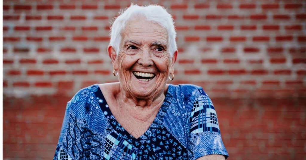 אישה מבוגרת מחייכת
